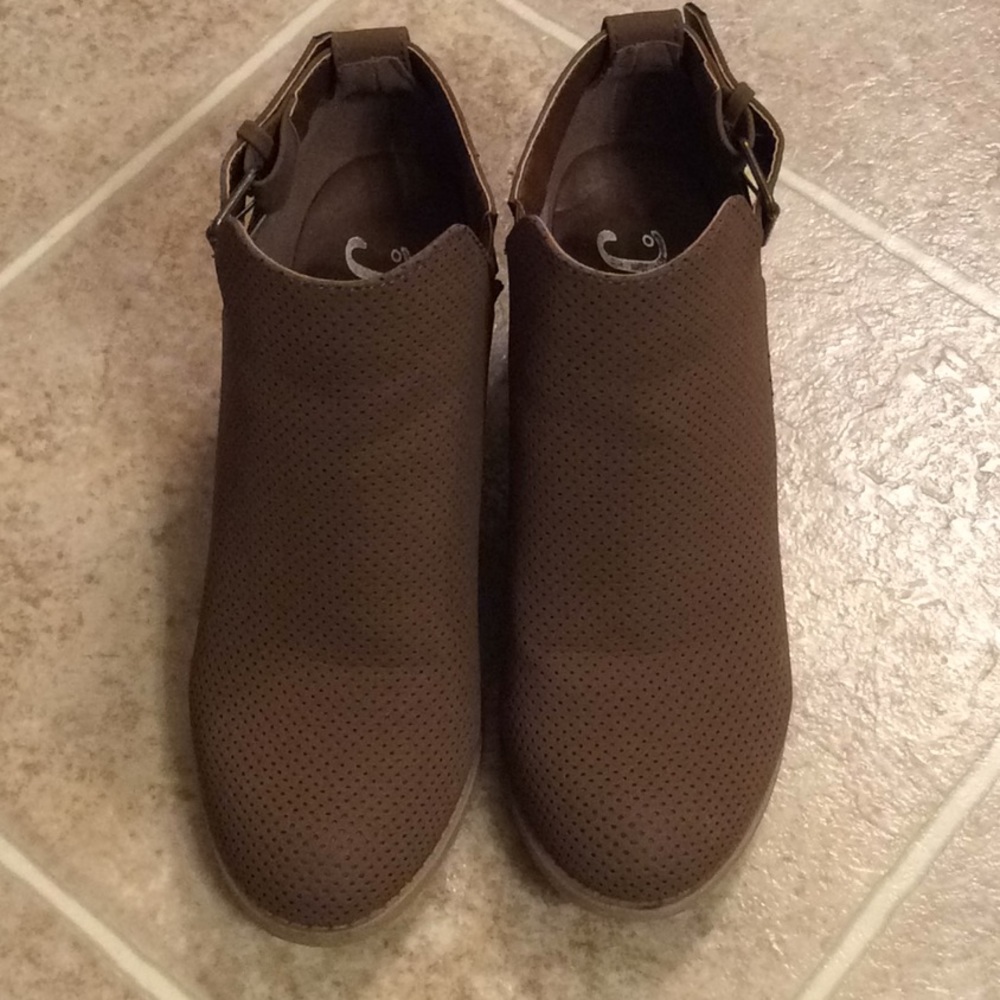 JG short boots w/ heel Sz 5 1/2